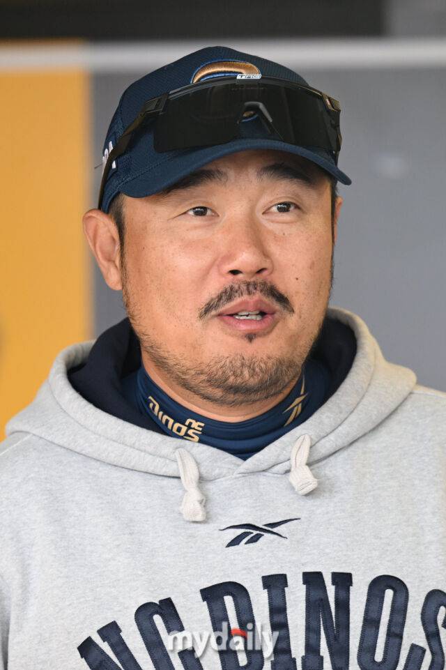 15일 인천 SSG랜더스필드에서 열린 '2025 신한 SOL BANK KBO리그' NC 다이노스와 SSG랜더스 경기. NC 이호준 감독이 경기 전 취재진과 인터뷰를 하고 있다./마이데일리