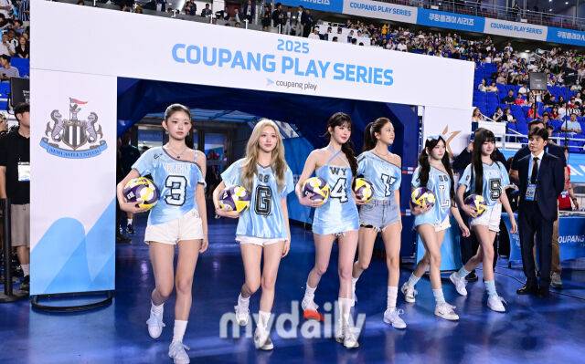 2025년 7월 30일 오후 경기도 수원월드컵경기장에서 쿠팡플레이 시리즈 '팀K리그와 뉴캐슬 유나이티드 FC'의 경기가 열렸다.아이브가 시축을 위해 입장하고 있다.