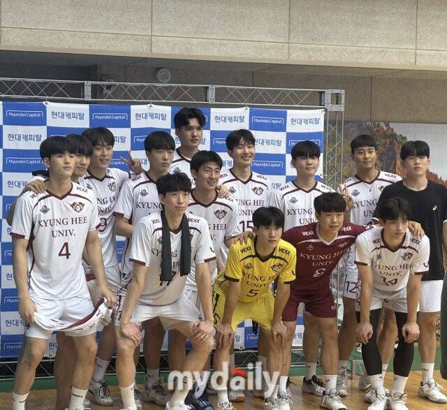 승리 후 단체사진을 촬영한 푸제와 경희대 선수들./단양=김희수 기자