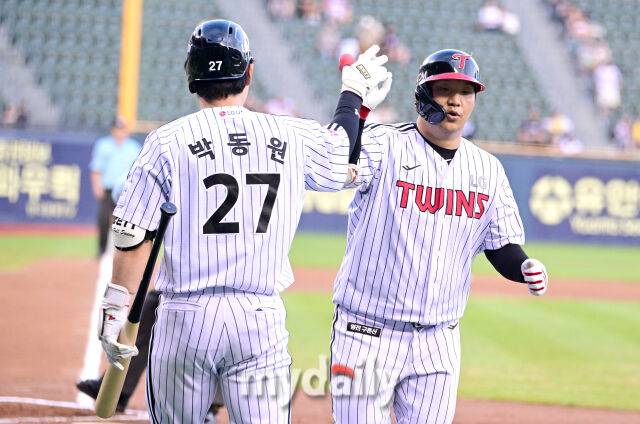 2025년 7월 31일 오후 서울 잠실구장에서 열린 '2025 신한 SOL뱅크 KBO 리그' KT 위즈와 LG 트윈스의 경기. LG 문보경이 2회말 선두타자 홈런을 친 뒤 기뻐하고 있다./잠실=유진형 기자