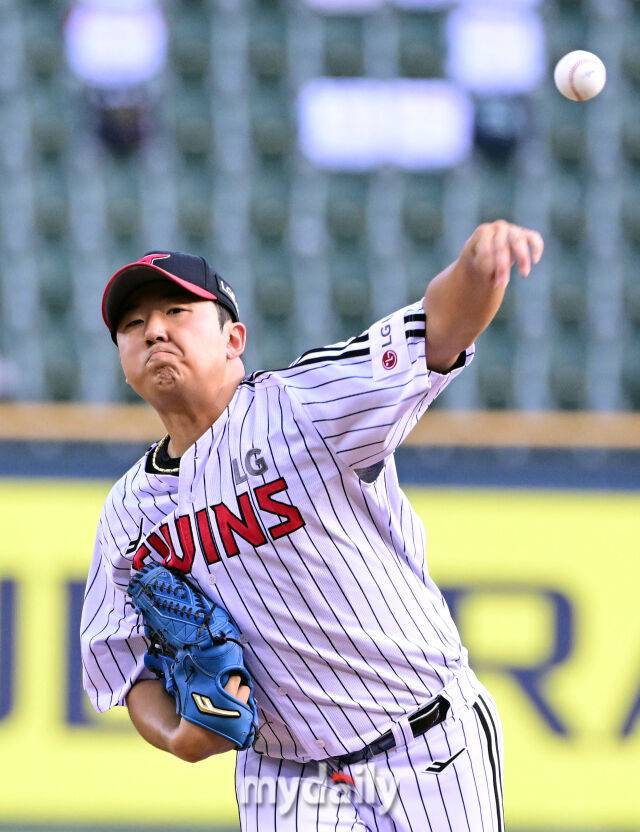 2025년 7월 31일 오후 서울 잠실구장에서 열린 '2025 신한 SOL뱅크 KBO 리그' KT 위즈와 LG 트윈스의 경기. LG 선발투수 송승기가 역투하고 있다./잠실=유진형 기자