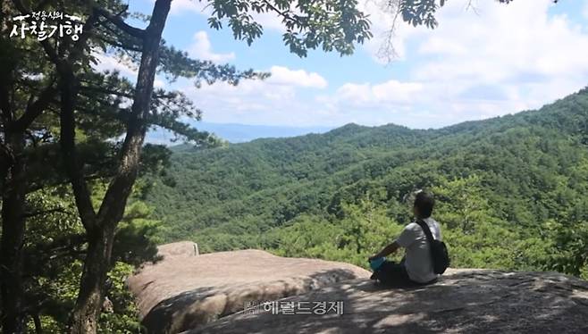 삼인암을 찾은 정용식 ㈜헤럴드 상무 [유튜브 채널 정용식의 사찰 기행 캡처]