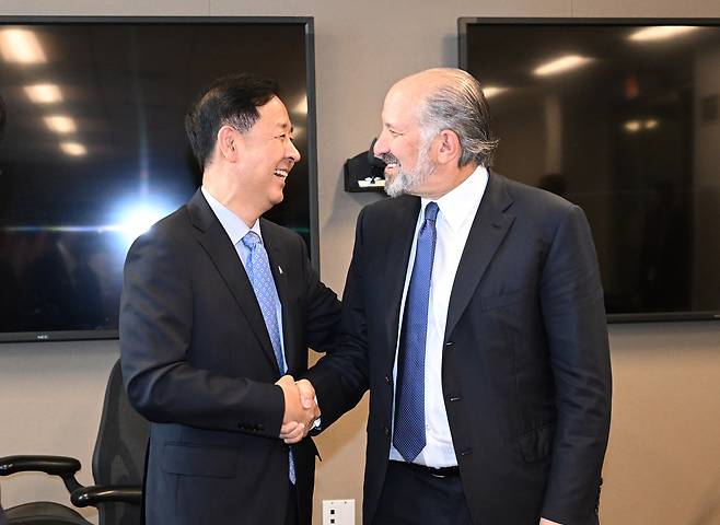 한-미 통상협의차 미국 워싱턴DC를 방문 중인 구윤철 부총리 겸 기획재정부 장관이 29일(현지시간) 미국 상무부에서 하워드 러트닉 상무장관과 통상협의에 앞서 악수하며 인사하고 있다. 2025.7.30 [기획재정부 제공. 재판매 및 DB 금지] <연합뉴스>