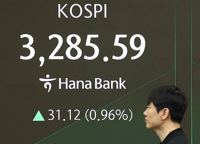 서울 중구 하나은행 본점에서 직원들이 증시와 환율을 모니터하고 있다.  [연합]