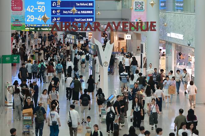 29일 여름 성수기를 맞은 인천국제공항 제1여객터미널 면세 구역이 승객으로 붐비고 있다. [연합]