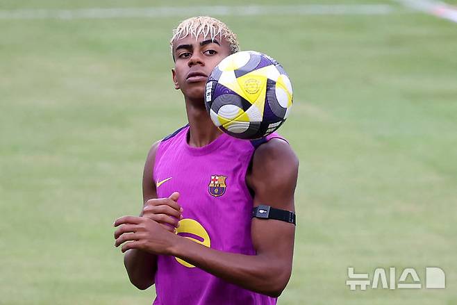 [고양=뉴시스] 조성우 기자 = FC바르셀로나 라민 야말이 30일 오후 경기 고양시 고양종합운동장에서 훈련에 앞서 몸을 풀고 있다.바르셀로나는 오는 31일 오후 8시 서울월드컵경기장에서 K리그1 FC서울과 1경기, 내달 4일 오후 8시 대구스타디움에서 대구FC와 2경기를 치른다. 2025.07.30. xconfind@newsis.com