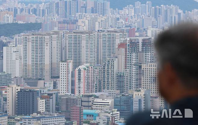 [서울=뉴시스] 권창회 기자 = 24일 서울 중구 남산에서 바라본 아파트단지.                                                                             2025.06.24. kch0523@newsis.com