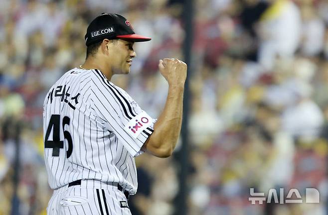 [서울=뉴시스] 김진아 기자 = 지난 29일 서울 송파구 잠실야구장에서 열린 2025 KBO리그 kt wiz와 LG 트윈스의 경기, 5회초 LG선발 치리노스가 무실점으로 이닝을 마친 뒤 주먹을 불끈 쥐고 있다.   2025.07.29. bluesoda@newsis.com
