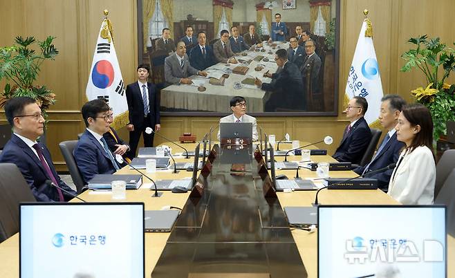 [서울=뉴시스] 사진공동취재단 = 이창용 한국은행 총재가 10일 서울 중구 한국은행 본관에서 금융통화위원회를 주재하고 있다. 2025.07.10. photo@newsis.com
