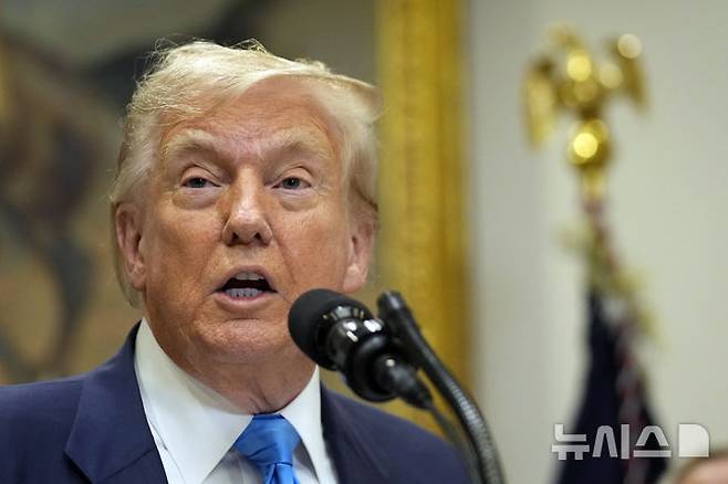 [워싱턴=AP/뉴시스]도널드 트럼프 미국 대통령이 30일(현지 시간) 백악관 루즈벨트룸에서 연설하고 있다. 2025.07.31.