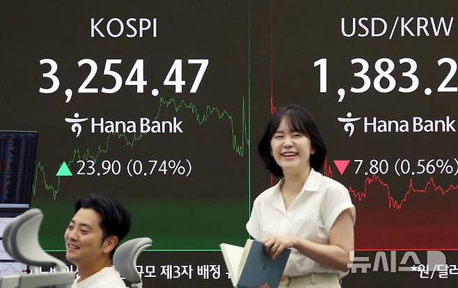 [서울=뉴시스] 김진아 기자 = 코스피가 3250선을 돌파한 30일 서울 중구 하나은행 딜링룸에서 딜러들이 업무를 보고 있다. 코스피는 전 거래일(3230.57)보다 23.90포인트(0.74%) 오른 3254.47에, 코스닥 지수는 전 거래일(804.45)보다 0.78포인트(0.10%) 하락한 803.67에 거래를 마쳤다. 2025.07.30. bluesoda@newsis.com