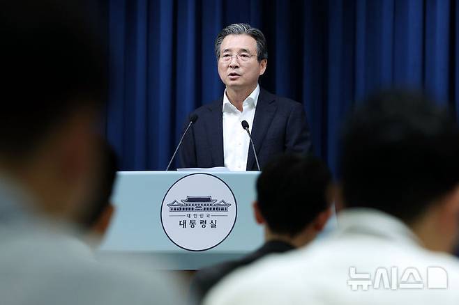 [서울=뉴시스] 고범준 기자 = 김용범 정책실장이 31일 서울 용산 대통령실 청사에서 미국과 관세 협상 타결 관련 브리핑을 하고 있다. 2025.07.31. bjko@newsis.com