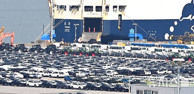 [평택=뉴시스] 김종택 기자 = 한미 관세협상이 타결된 31일 경기 평택시 포승읍 평택항 자동차 전용부두에 선적을 기다리는 수출용 차량이 세워져 있다. 도널드 트럼프 미국 대통령은 30일(현지시간) 미국이 한국에 적용한 상호관세율을 25%에서 15%로 인하하는 무역합의를 체결했다고 발표했다. 2025.07.31. jtk@newsis.com