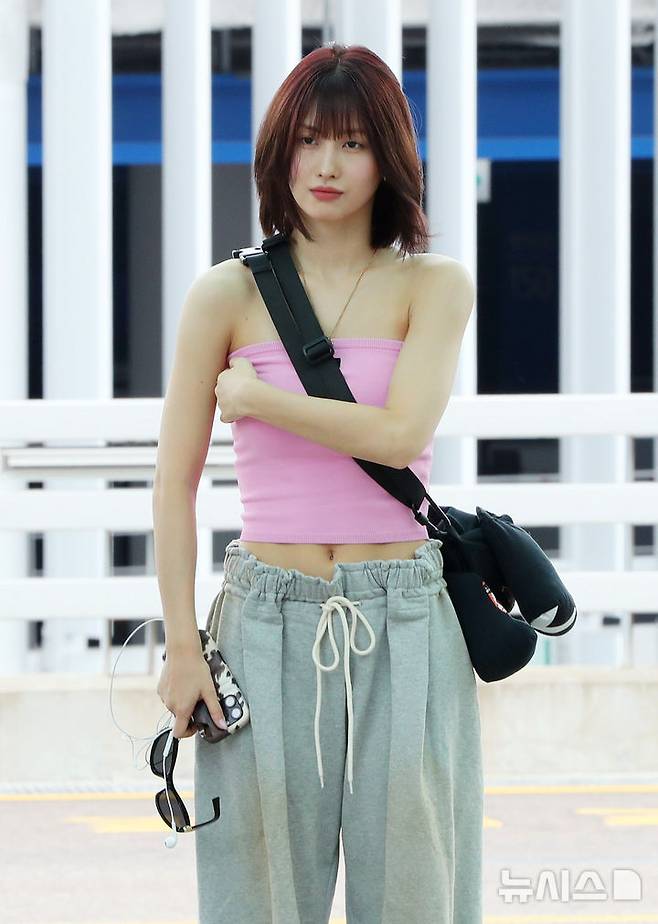 [인천공항=뉴시스] 김혜진 기자 = 그룹 트와이스 모모가 롤라팔루자 시카고 참석을 위해 31일 인천국제공항을 통해 미국 시카고로 출국하고 있다. 2025.07.31. jini@newsis.com