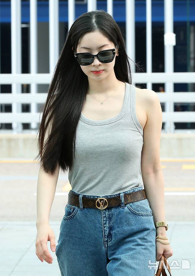 [인천공항=뉴시스] 김혜진 기자 = 그룹 트와이스 다현이 롤라팔루자 시카고 참석을 위해 31일 인천국제공항을 통해 미국 시카고로 출국하고 있다. 2025.07.31. jini@newsis.com