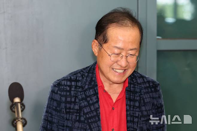 [인천공항=뉴시스] 권창회 기자 = 국민의힘 대선 후보 경선에서 탈락한 뒤 정계 은퇴를 선언하고 하와이에 체류했던 홍준표 전 대구시장이 17일 인천 중구 인천국제공항 제1터미널을 통해 귀국하고 있다. 2025.06.17. kch0523@newsis.com
