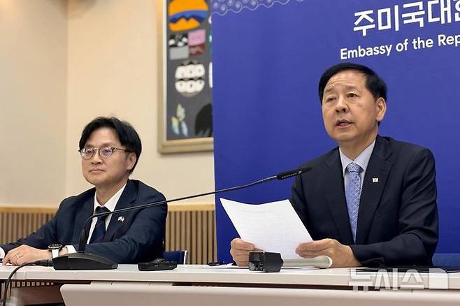 [워싱턴=뉴시스] 이윤희 특파원 = 구윤철 부총리 겸 기획재정부 장관이 30일(현지 시간) 미국 워싱턴 주미 한국대사관에서 한미 통상협의 결과 브리핑을 하고 있다. 왼쪽은 김정관 산업통상자원부 장관. 2025.07.31 sympathy@newsis.com