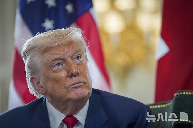 [턴베리=AP/뉴시스] 31일(현지 시간) 파이낸셜타임스에 따르면 협상에 정통한 소식통을 인용해 캐나다, 멕시코는 각각 대표단을 파견해 이날 트럼프 행정부과 긴박한 협상을 벌였다. 사진은 도널드 트럼프 미국 대통령. 2025.07.31.