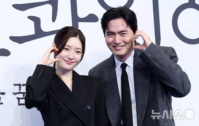 [서울=뉴시스] 김혜진 기자 = 배우 정채연(왼쪽), 이진욱이 31일 오후 서울 구로구 더 링크 서울에서 열린  JTBC 새 토일드라마 '에스콰이어: 변호사를 꿈꾸는 변호사들' 제작발표회에서 포즈를 취하고 있다. 2025.07.31. jini@newsis.com