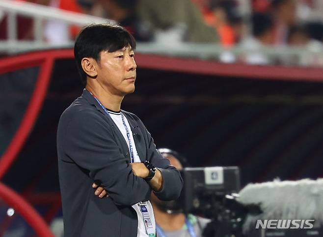 [도하(카타르)=뉴시스] 황준선 기자 = 지난해 4월25일(현지시간) 카타르 도하 압둘라 빈 칼리파 스타디움에서 열린 2024 아시아축구연맹(AFC) U-23 아시안컵 8강전 대한민국과 인도네시아의 경기, 신태용 인도네시아 감독이 경기를 지켜보고 있다. 2024.04.25. hwang@newsis.com