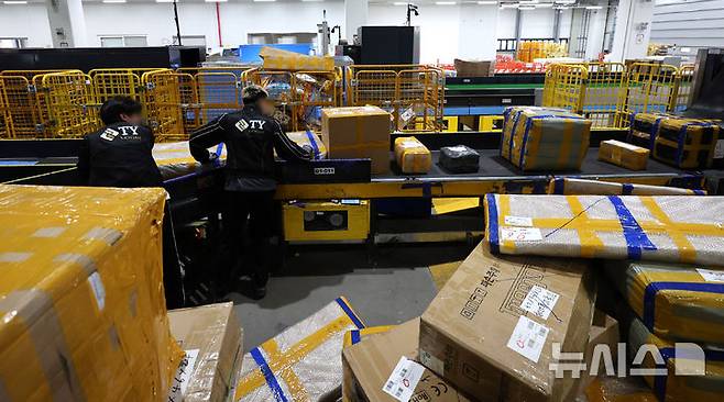 [인천=뉴시스] 전진환 기자 = 사진은 지난해 11월 14일 인천 연수구 인천본부세관 통합검사센터 해상특송물류센터에서 작업자들이 해외직구 물품 통관 작업을 하고 있는 모습. 2024.11.14. amin2@newsis.com