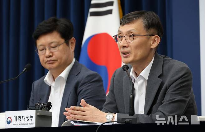 [세종=뉴시스] 강종민 기자 = 박금철 기획재정부 세제실장이 지난 29일 세종시 정부세종청사에서 2025년 세제개편안을 설명하고 있다. 2025.07.31. ppkjm@newsis.com