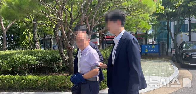 [군산=뉴시스] 강경호 기자 = 31일 전북 군산시 전주지법 군산지원에서 위계에 의한 공무집행방해 혐의 등으로 구속영장이 청구된 익산시 공무원 A씨가 구속 전 피의자 심문(영장실질심사)을 위해 출석하고 있다. 2025.07.31. lukekang@newsis.com