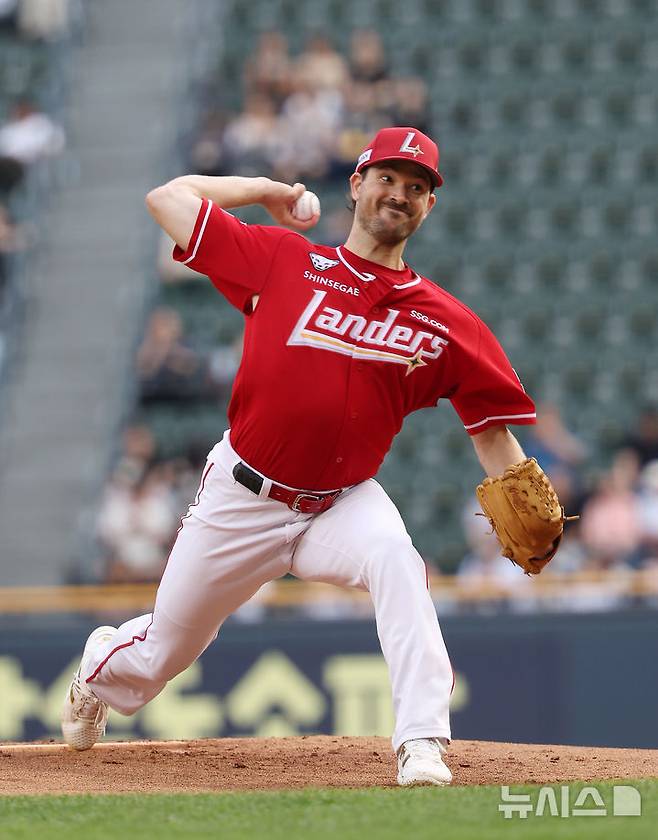 [서울=뉴시스] 김명년 기자 = 21일 서울 송파구 잠실야구장에서 열린 2025 KBO리그 SSG 랜더스와 두산 베어스의 경기, SSG 선발 앤더슨이 공을 던지고 있다. 2025.05.21. kmn@newsis.com