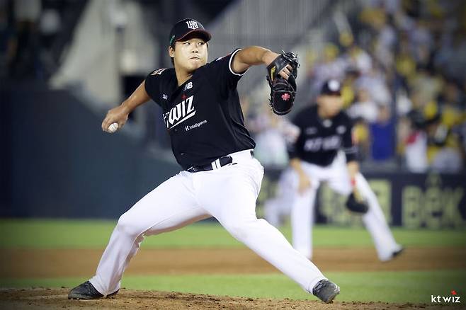 [서울=뉴시스] 프로야구 KT 위즈 강백호가 31일 서울 잠실구장에서 열린 2025 신한 쏠뱅크 KBO리그 LG 트윈스와의 경기 8회 등판해 공을 던지고 있다. (사진=KT 위즈 제공) 2025.07.31.  *재판매 및 DB 금지