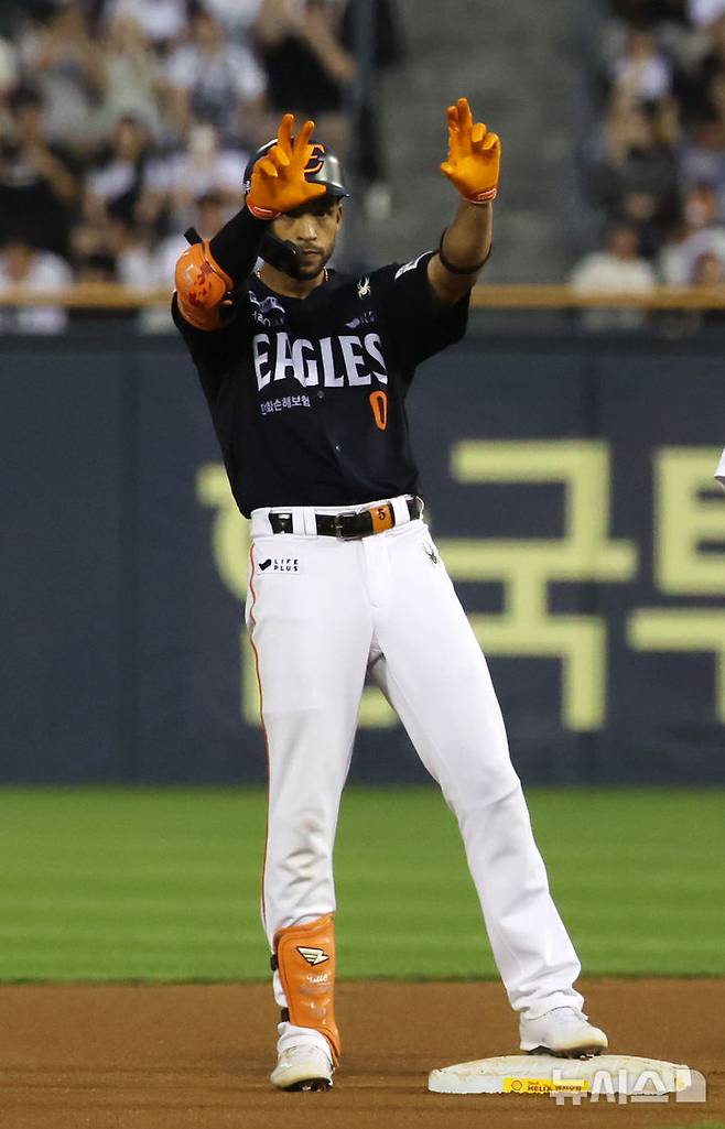 [서울=뉴시스] 배훈식 기자 = 24일 오후 서울 송파구 잠실야구장에서 열린 2025 신한 쏠뱅크 KBO리그 두산 베어스와 한화 이글스의 경기, 6회초 2사 상황에서 한화 리베라토가 2루타를 친 뒤 세리머니를 하고 있다. 2025.07.24. dahora83@newsis.com