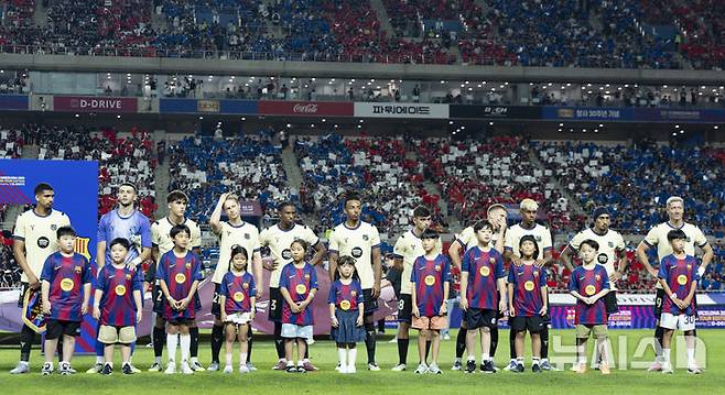 [서울=뉴시스] 김근수 기자 = 31일 서울 마포구 상암월드컵경기장에서 열린 FC 바르셀로나 2025 아시아 투어 FC 바르셀로나 대 FC서울의 경기 시작 전 FC바르셀로나 선수들이 도열해 있다. 2025.07.31. ks@newsis.com