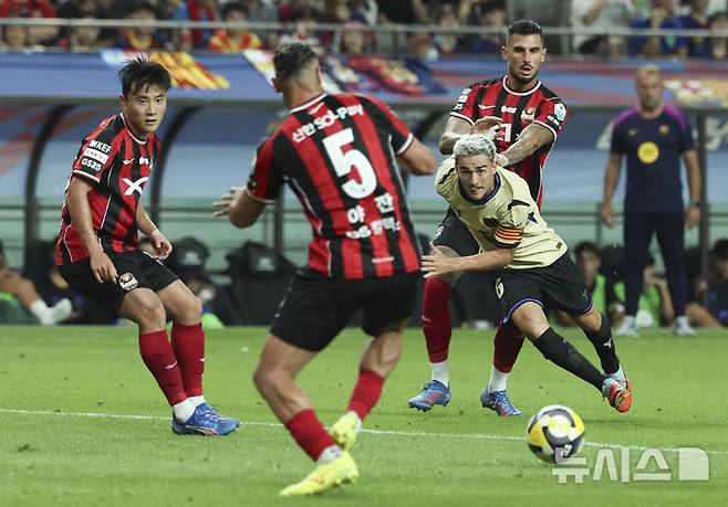 [서울=뉴시스] 김근수 기자 = 31일 서울 마포구 상암월드컵경기장에서 열린 FC 바르셀로나 2025 아시아 투어 FC 바르셀로나 대 FC서울의 경기에서 FC바르셀로나 가비가 슛을 하고 있다. 2025.07.31. ks@newsis.com