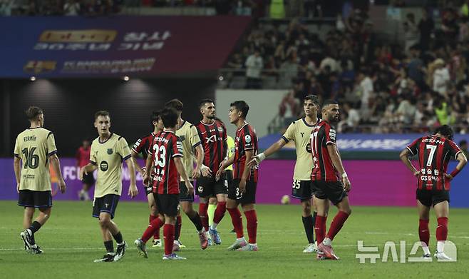 [서울=뉴시스] 김근수 기자 = 31일 서울 마포구 상암월드컵경기장에서 열린 FC 바르셀로나 2025 아시아 투어 FC 바르셀로나 대 FC서울의 경기에서 FC바르셀로나가 7-3으로 승리를 거두고 양팀 선수들이 인사하고 있다. 2025.07.31. ks@newsis.com