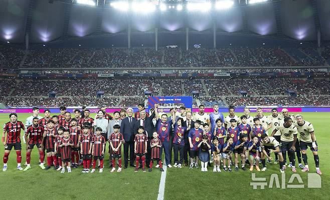 [서울=뉴시스] 김근수 기자 = 31일 서울 마포구 상암월드컵경기장에서 열린 FC 바르셀로나 2025 아시아 투어 FC 바르셀로나 대 FC서울의 경기 시작 전 양팀 선수들이 기념촬영을 하고 있다. 2025.07.31. ks@newsis.com