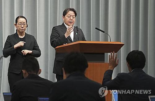 취재진 질문에 답하는 일본 관방장관 [교도=연합뉴스 제공]