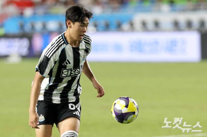 30일 수원월드컵경기장에서 열린 2025 쿠팡플레이 시리즈 팀 K리그와 뉴캐슬 유나이티드의 경기. 뉴캐슬 박승수가 돌파하고 있다. 수원=박종민 기자