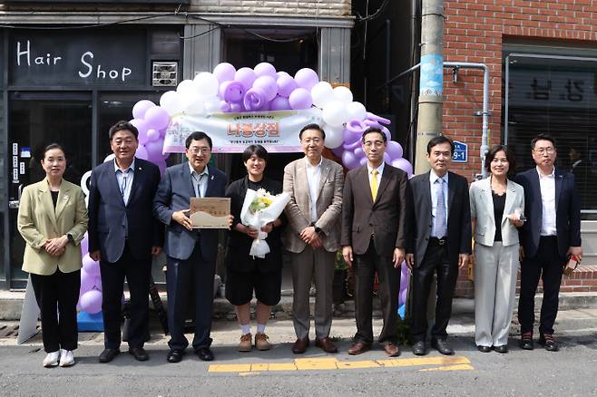주낙영 경주시장과 이동협 시의회의장이 신골든 시즌3 청년창업팀 개소를 축하하고 있다. 경주시 제공