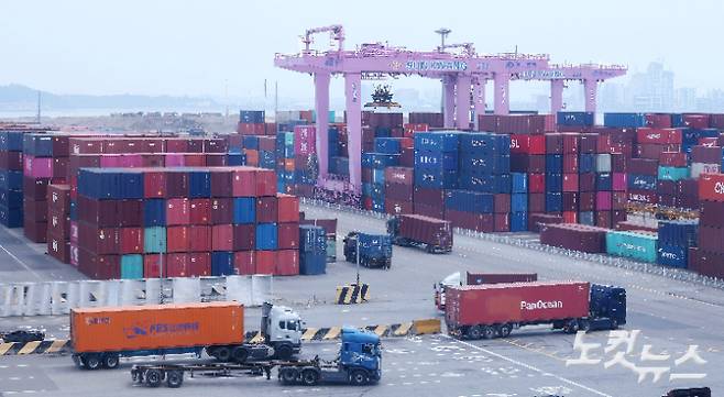 한국이 미국과 관세 협상을 타결한 31일 인천 연수구 인천신항에 컨테이너들이 쌓여 있다. 류영주 기자