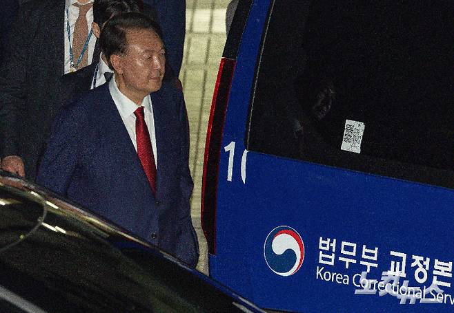12·3 불법계엄 사태로 특검 수사를 받는 윤석열 전 대통령이 서울구치소로 이동하고 있다. 사진공동취재단