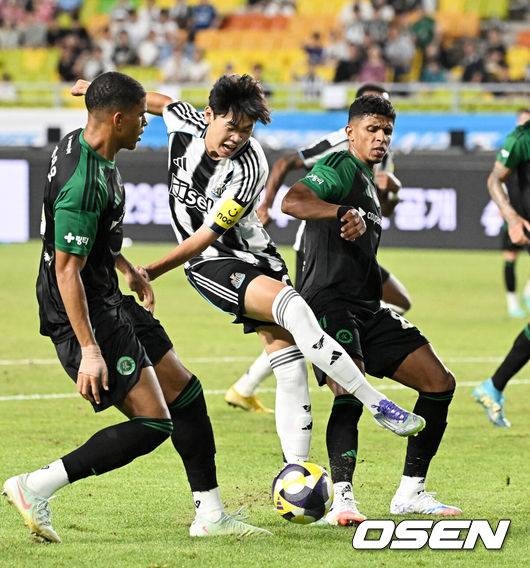 [OSEN=수원, 지형준 기자] 30일 오후 수원월드컵경기장에서 2025 쿠팡플레이 시리즈 팀 K리그와 프리미어리그의 명문 클럽 뉴캐슬 유나이티드의 경기가 열렸다.뉴캐슬의 한국 방문은 창단 133년 만에 처음이다. 국내에서 뉴캐슬의 인지도는 상대적으로 낮은 편이지만, 최근 박승수의 영입으로 주목받고 있다. 뉴캐슬은 팀 K리그와 경기에 이어 8월 3일 서울월드컵경기장에서 토트넘 홋스퍼와 경기를 치른다.후반 뉴캐슬 박승수가 슛을 시도하고 있다. 2025.07.30 / jpnews@osen.co.kr