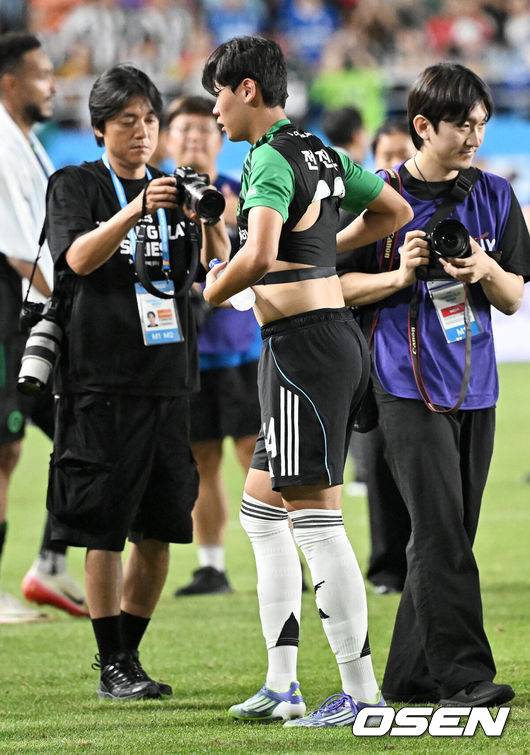 [OSEN=수원, 지형준 기자] 팀 K리그가 '프리미어리그 명문' 뉴캐슬 유나이티드를 꺾으며 한국 축구의 자존심을 보여줬다. 박승수(18)도 열흘 만에 돌아온 수원월드컵경기장에서 짧게나마 뉴캐슬 비공식 데뷔전을 소화했다.팀 K리그는 30일 오후 8시 수원월드컵경기장에서 열린&nbsp;'2025 쿠팡플레이 시리즈' 1경기에서 뉴캐슬 유나이티드를 상대로 1-0 승리를 거뒀다.&nbsp;이로써 필승을 다짐했던 팀 K리그는 뉴캐슬을 상대로 저력을 증명하며 바라던 바를 이뤘다. 반면 뉴캐슬은 친선경기이긴 하지만, 3연패에 빠지며 아쉬움을 남겼다.경기를 마치고 뉴캐슬 박승수가 전진우와 유니폼을 교환하고 이동하고 있다. 2025.07.30 / jpnews@osen.co.kr