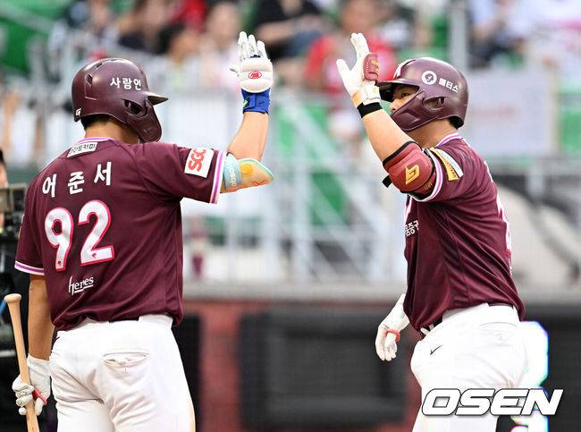 [OSEN=인천, 이대선 기자] 30일 오후 인천 SSG랜더스필드에서 2025 신한 SOL Bank KBO리그 SSG 랜더스와 키움 히어로즈의 경기가 열렸다.SSG는 문승원, 키움은 정현우를 선발 투수로 내세웠다.3회초 무사에서 키움 김건희가 좌중월 솔로 홈런을 치고 환호하고 있다. 2025.07.30 /sunday@osen.co.kr