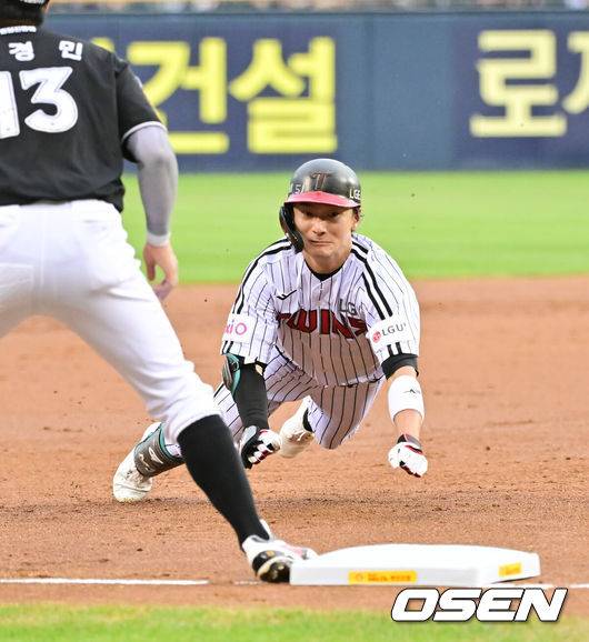 [OSEN=잠실, 박준형 기자] 30일 오후 서울 잠실구장에서 ‘2025 신한 SOL BANK KBO리그’ LG 트윈스와 KT 위즈의 경기가 진행됐다.이날 LG는 손주영(8승 6패)을 KT는 패트릭(0승 0패)을 선발투수로 내세웠다. 3회말 LG 선두타자 신민재가 3루타를 날리고 슬라이딩을 하고 있다.   2025.07.30  / soul1014@osen.co.kr