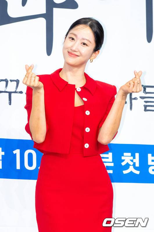 [OSEN=박준형 기자] 31일 오후 서울 신도림 더링크호텔에서 JTBC 새 토일드라마 ‘에스콰이어: 변호사를 꿈꾸는 변호사들’(극본 박미현 연출 김재홍) 제작발표회가 진행됐다. 정의롭고 당차지만 사회생활에 서툰 법무법인 율림의 신입 변호사 강효민(정채연 분)이 왜인지 온 세상에 냉기를 뿜어대지만 실력만큼은 최고인 파트너 변호사 윤석훈(이진욱 분)을 통해 완전한 변호사로 성장해 나가는 오피스 성장물로 오는 8월 2일 첫방송된다.배우 전혜빈이 포즈를 취하고 있다 .  2025.07.31 / soul1014@osen.co.kr