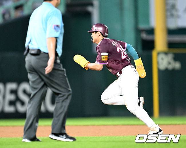 빠른 태그업으로 3루 쇄도