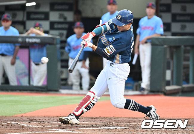 [OSEN=부산, 이석우 기자] 30일 부산 사직야구장에서 2025 신한 SOL 뱅크 KBO 리그 롯데 자이언츠와 NC 다이노스의 경기가 열렸다. 홈팀 롯데는 감보아가, 방문팀 NC는 목지훈이 선발 출전했다.NC 다이노스 최원준이 2회초 2사 1,2루 우익수 앞 1타점 안타를 치고 있다. 2025.07.30 / foto0307@osen.co.kr