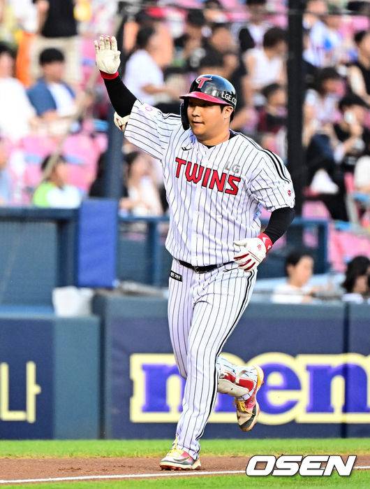 [OSEN=잠실, 지형준 기자] 31일 오후 서울 잠실구장에서 ‘2025 신한 SOL Bank KBO리그’ LG 트윈스와 KT 위즈의 경기가 열렸다.LG는 송승기, KT는 헤이수스가 선발로 나섰다.2회말 무사에서 LG 문보경이 선제 우월 솔로포를 날리며 기뻐하고 있다. 2025.07.31 / jpnews@osen.co.kr