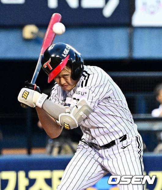[OSEN=잠실, 지형준 기자] 31일 오후 서울 잠실구장에서 ‘2025 신한 SOL Bank KBO리그’ LG 트윈스와 KT 위즈의 경기가 열렸다.LG는 송승기, KT는 헤이수스가 선발로 나섰다.3회말 1사 1루에서 대타로 나선 LG 손용준이 KT 헤이수스의 투구에 머리를 맞고 있다. 헤이수스는 헤드샷 퇴장. 2025.07.31 / jpnews@osen.co.kr