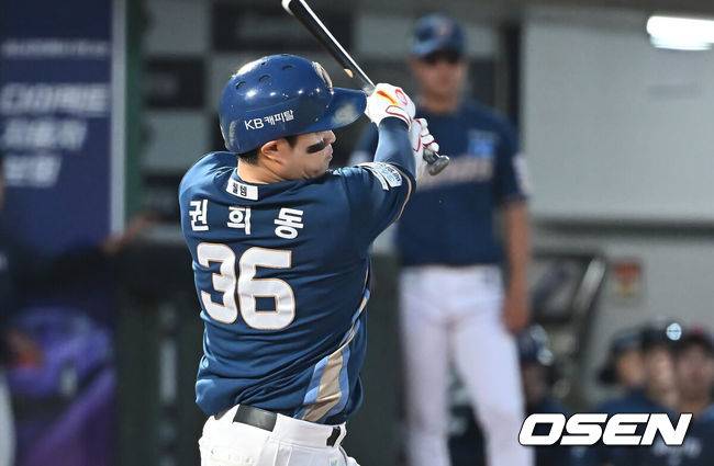 [OSEN=부산, 이석우 기자] 31일 부산 사직야구장에서 2025 신한 SOL 뱅크 KBO 리그 롯데 자이언츠와 NC 다이노스의 경기가 열렸다. 홈팀 롯데는 데이비슨이, 방문팀 NC는 김녹원이 선발 출전했다.NC 다이노스 권희동이 3회초 2사 2루 좌익수 왼쪽 뒤 1타점 2루타를 치고 있다. 2025.07.31 / foto0307@osen.co.kr