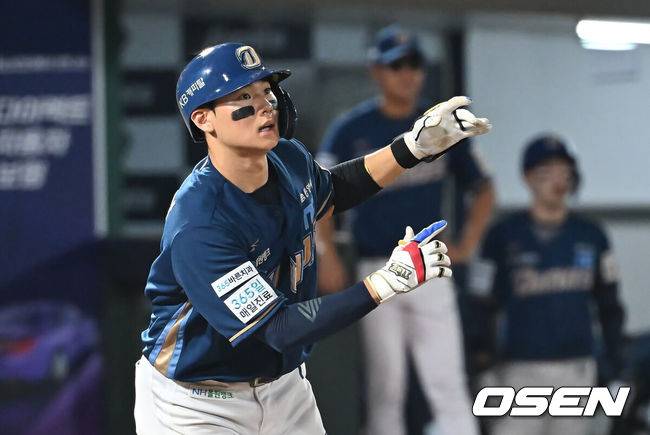 [OSEN=부산, 이석우 기자] 31일 부산 사직야구장에서 2025 신한 SOL 뱅크 KBO 리그 롯데 자이언츠와 NC 다이노스의 경기가 열렸다. 홈팀 롯데는 데이비슨이, 방문팀 NC는 김녹원이 선발 출전했다.NC 다이노스 김주원이 5회초 1사 1루 우익수 오른쪽 1타점 3루타를 치고 있다. 2025.07.31 / foto0307@osen.co.kr